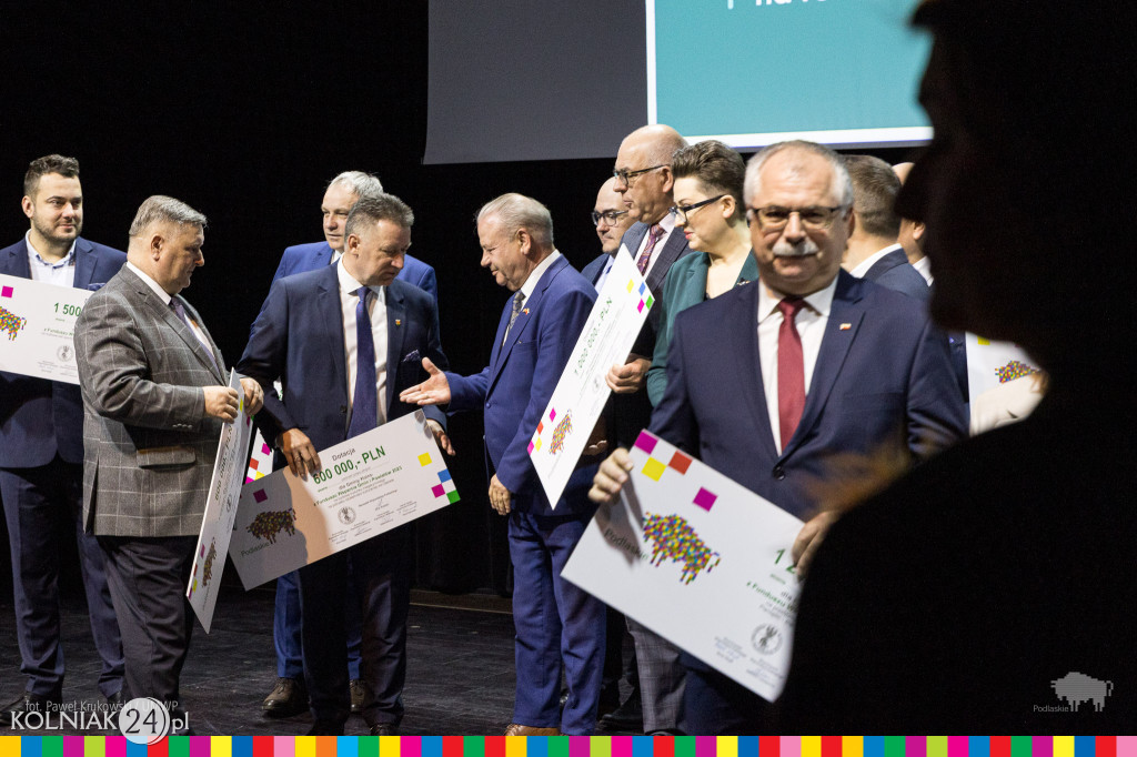 Wręczono symboliczne czeki dla samorządowców