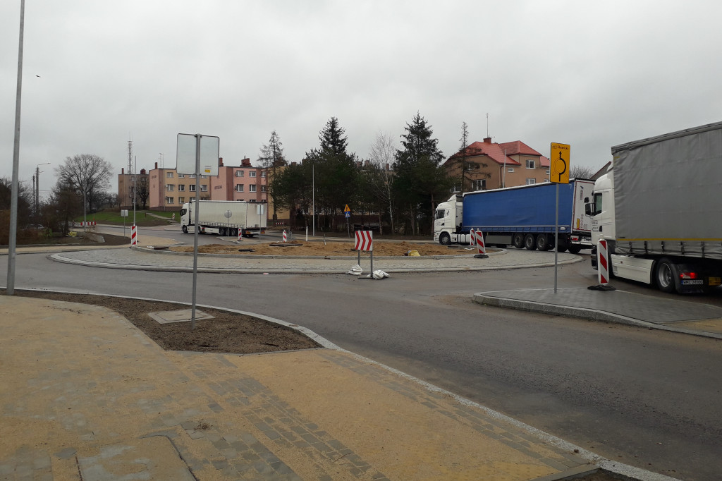 Ostatnia warstwa asfaltu na rondzie