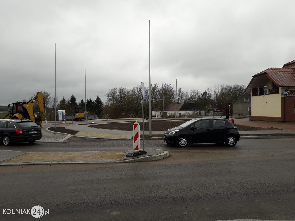 Ostatnia warstwa asfaltu na rondzie