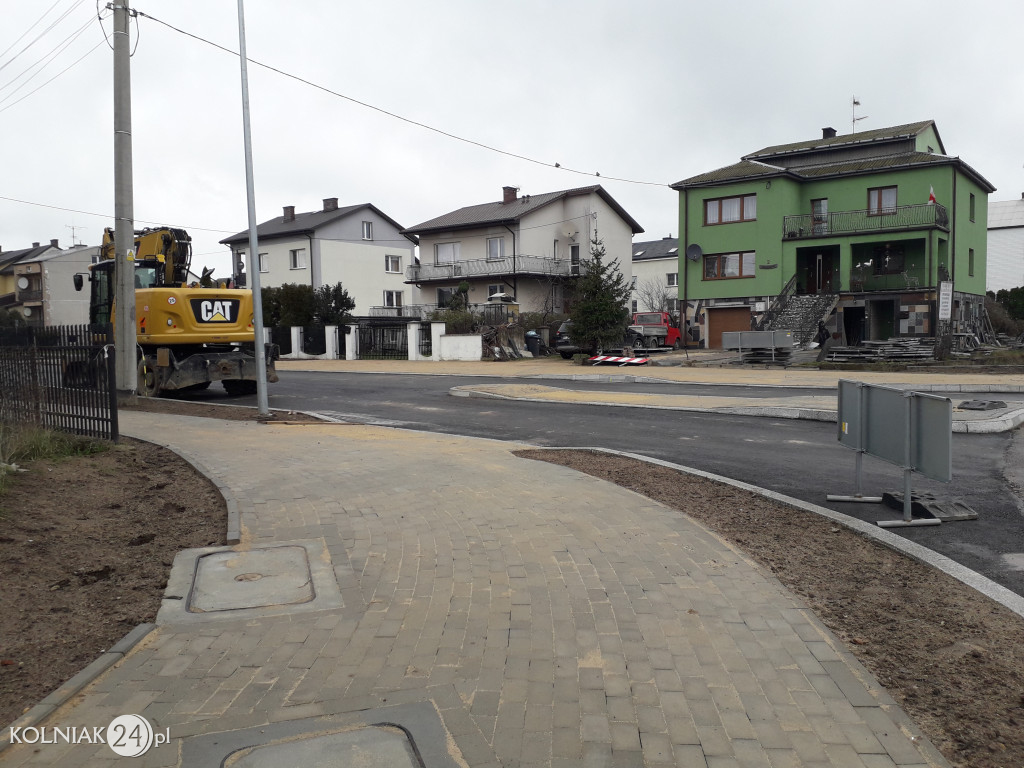 Ostatnia warstwa asfaltu na rondzie