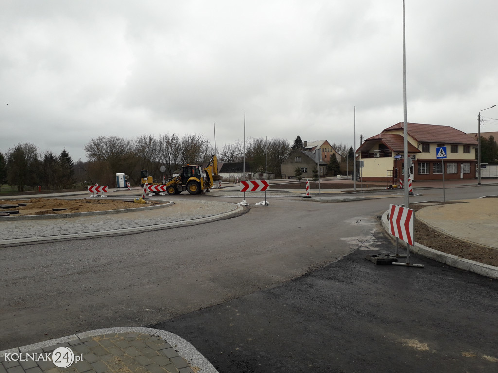 Ostatnia warstwa asfaltu na rondzie
