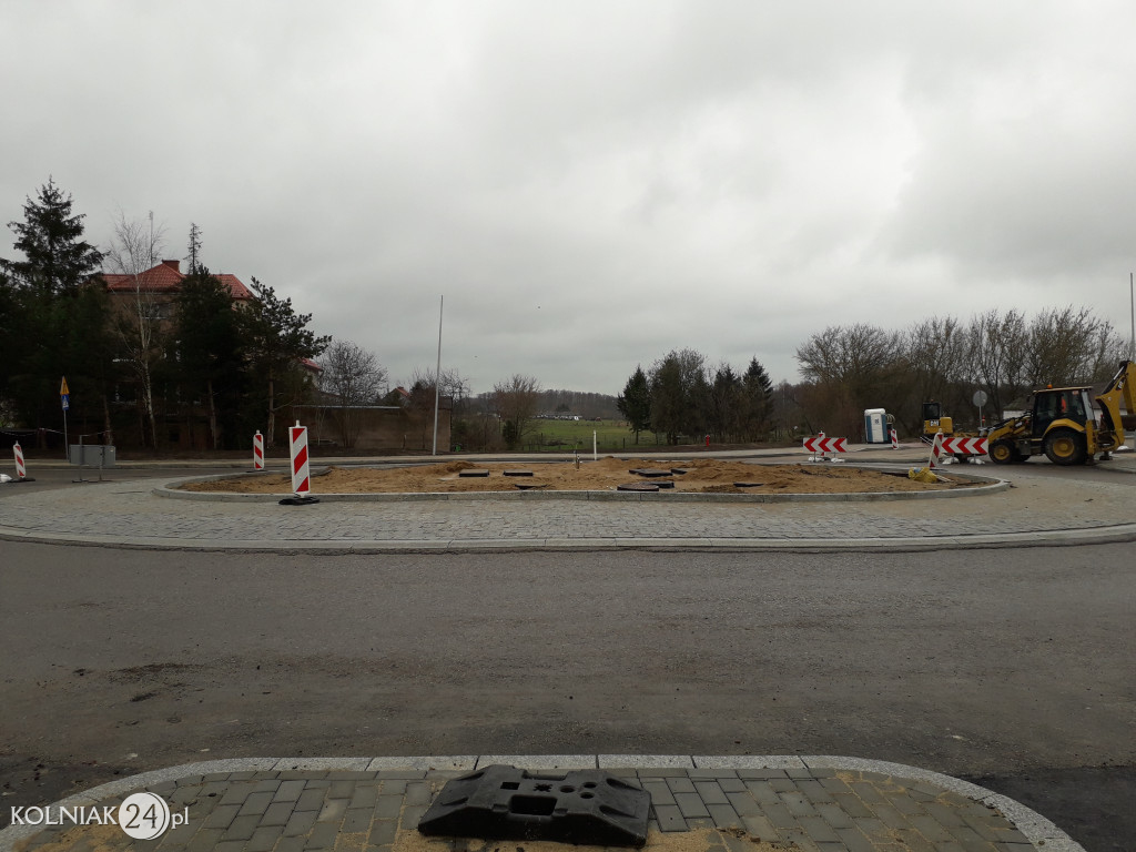 Ostatnia warstwa asfaltu na rondzie