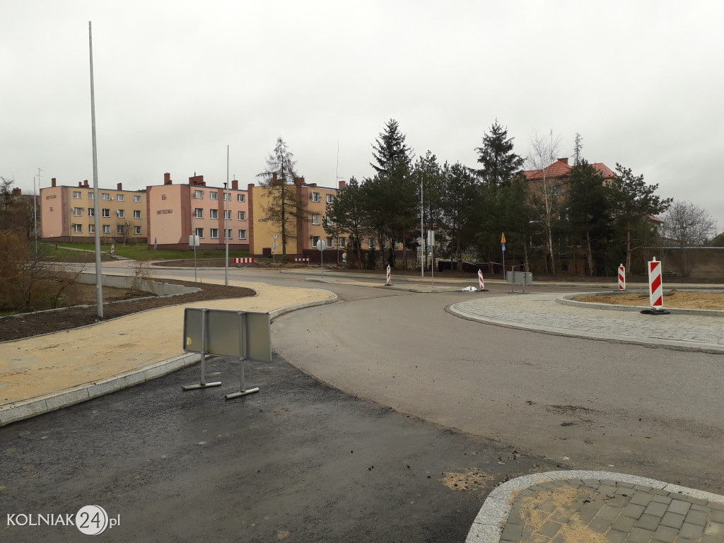 Ostatnia warstwa asfaltu na rondzie