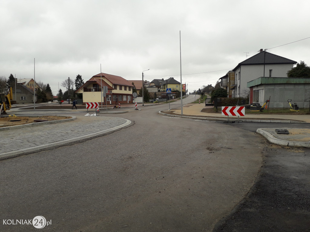 Ostatnia warstwa asfaltu na rondzie