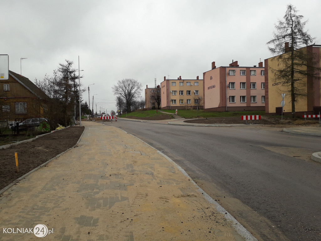 Ostatnia warstwa asfaltu na rondzie