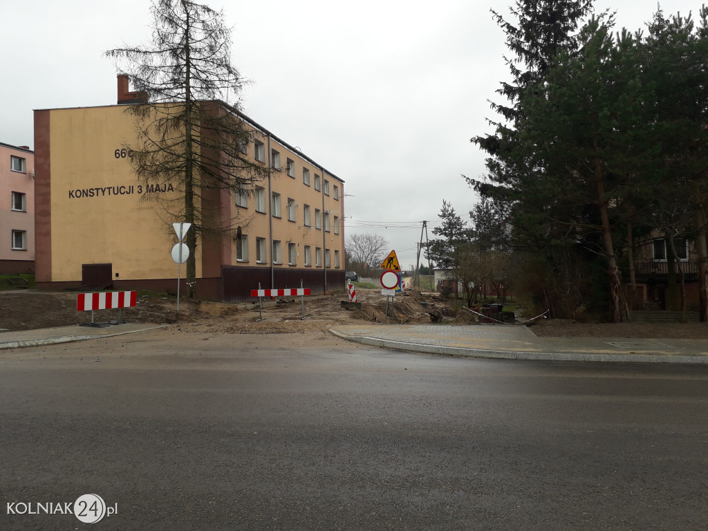 Ostatnia warstwa asfaltu na rondzie