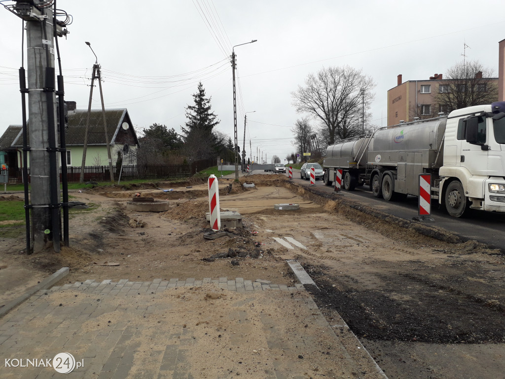 Ostatnia warstwa asfaltu na rondzie