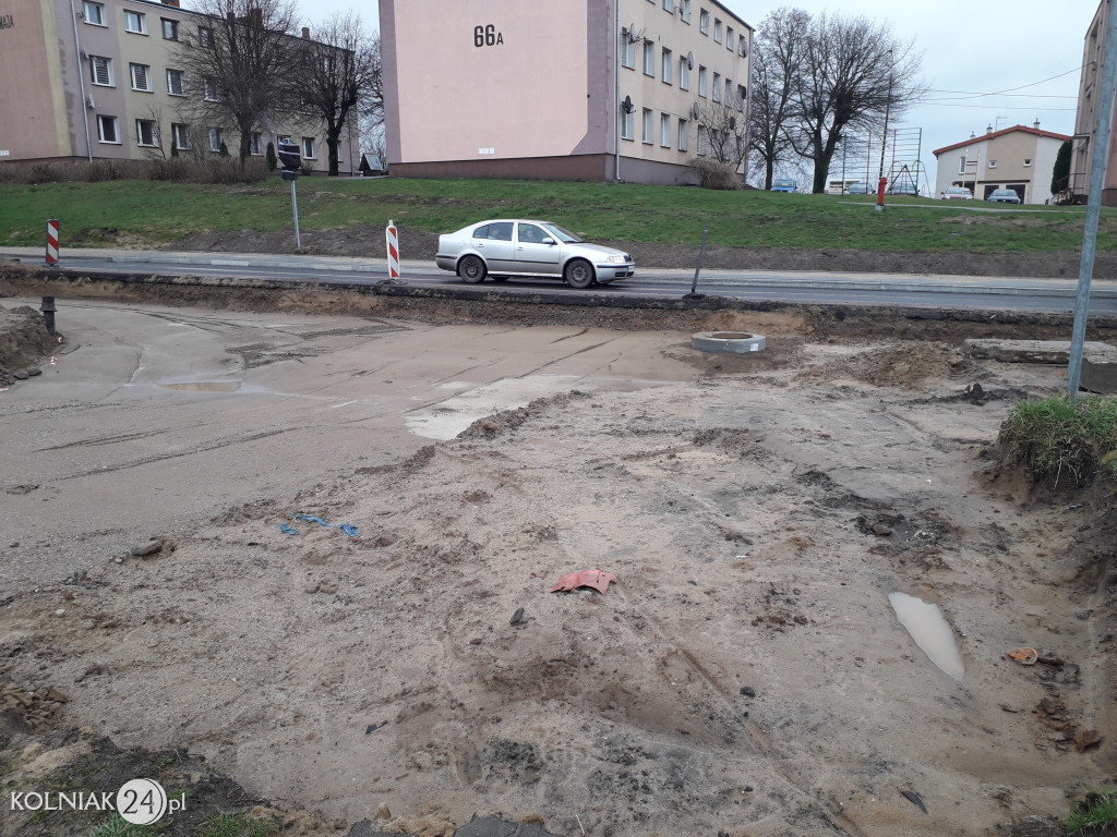 Ostatnia warstwa asfaltu na rondzie
