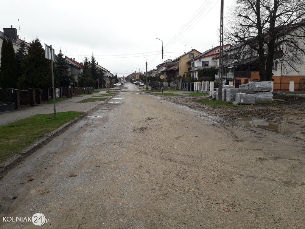 Ostatnia warstwa asfaltu na rondzie