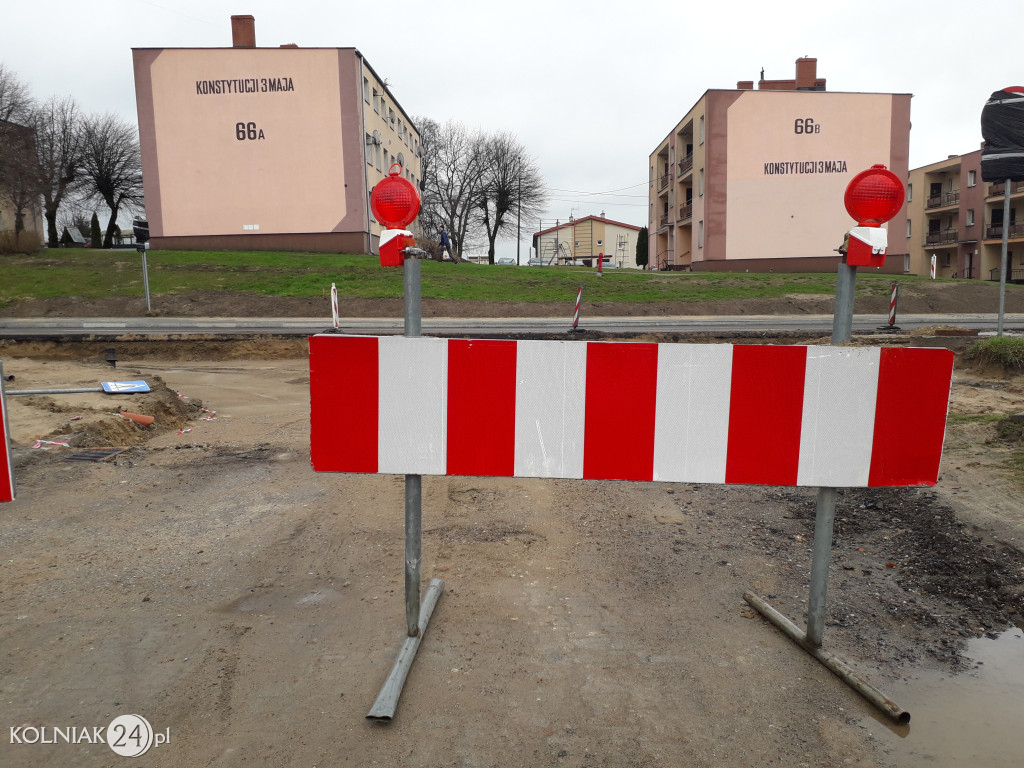 Ostatnia warstwa asfaltu na rondzie