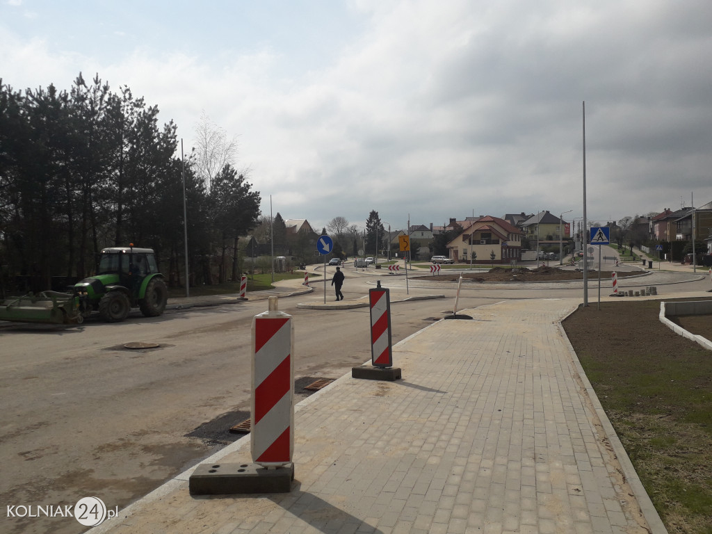 Ostatnia warstwa asfaltu na rondzie