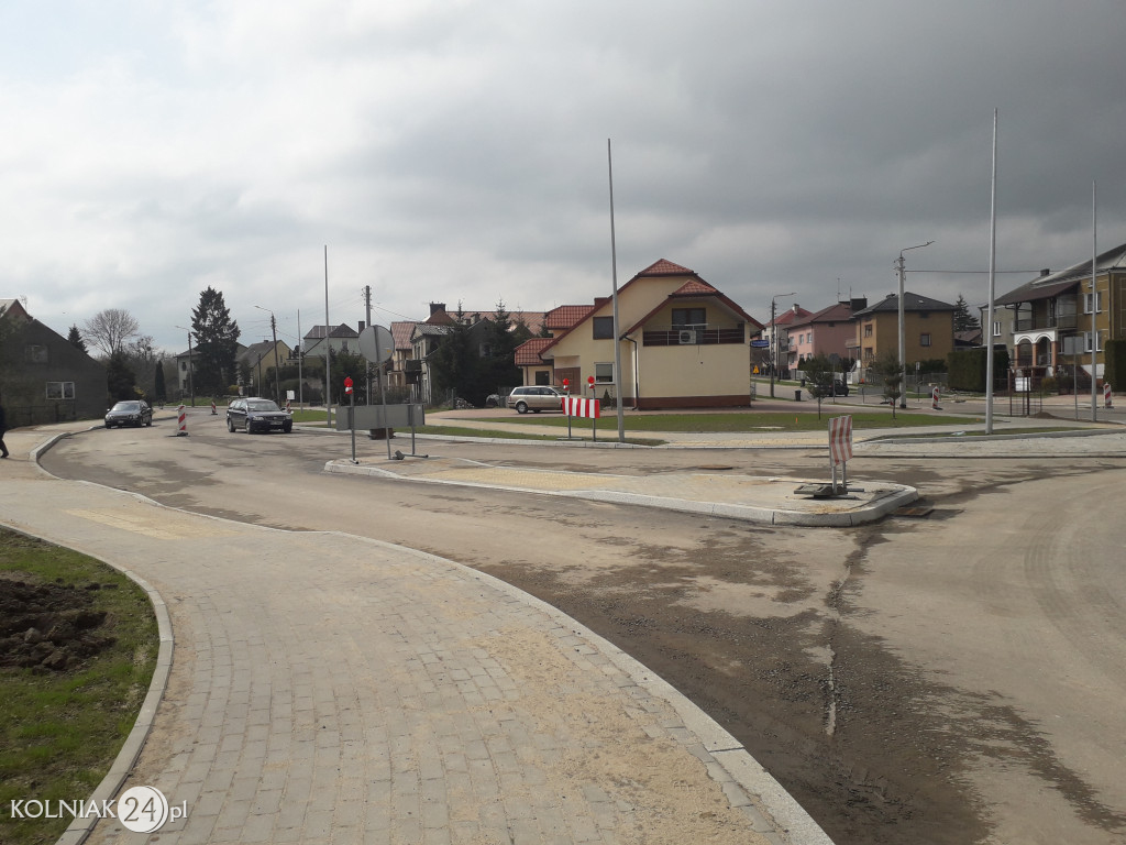 Ostatnia warstwa asfaltu na rondzie