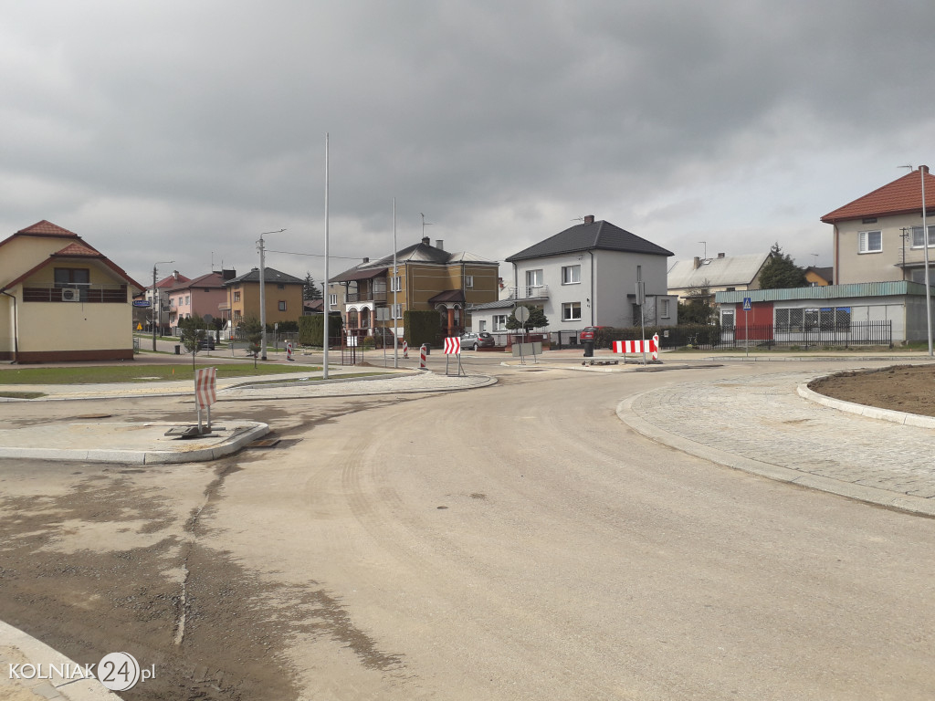 Ostatnia warstwa asfaltu na rondzie