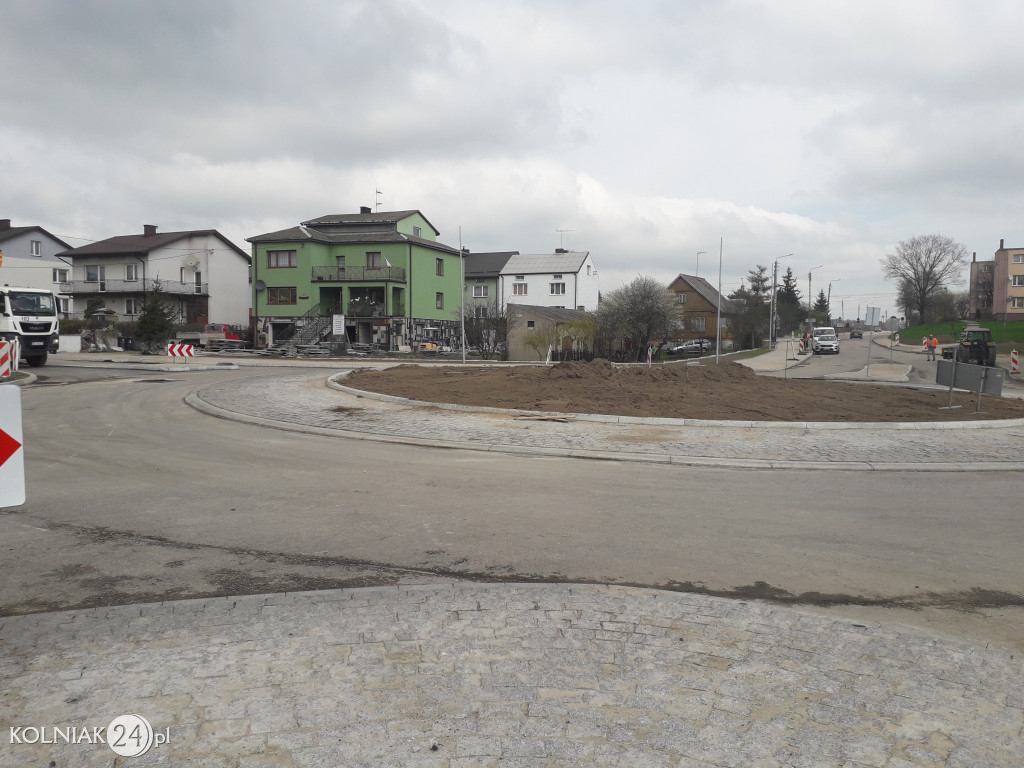 Ostatnia warstwa asfaltu na rondzie