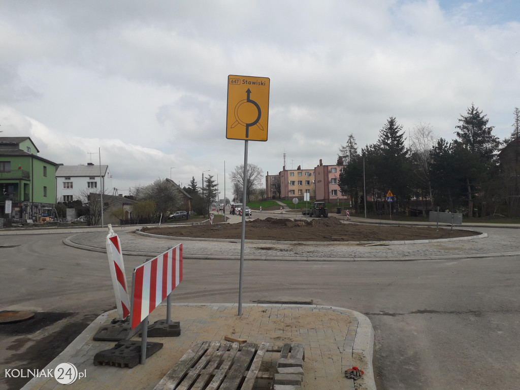 Ostatnia warstwa asfaltu na rondzie