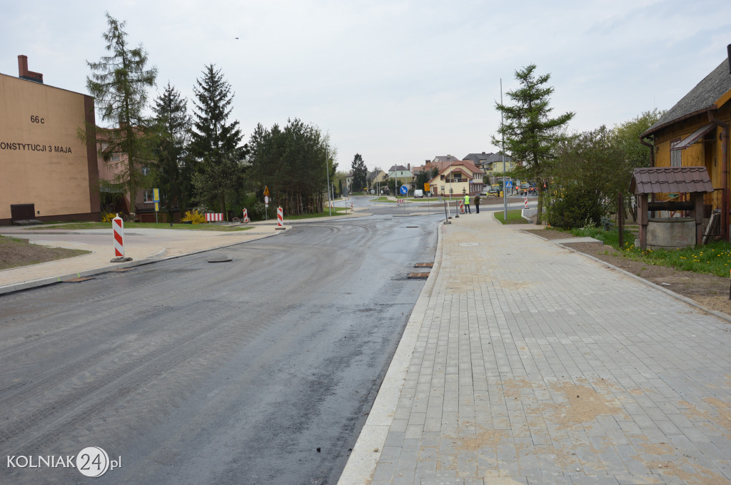 Ostatnia warstwa asfaltu na rondzie