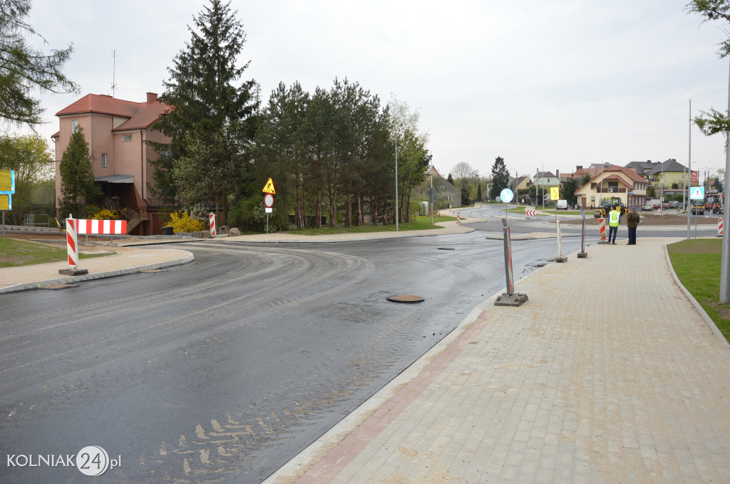 Ostatnia warstwa asfaltu na rondzie