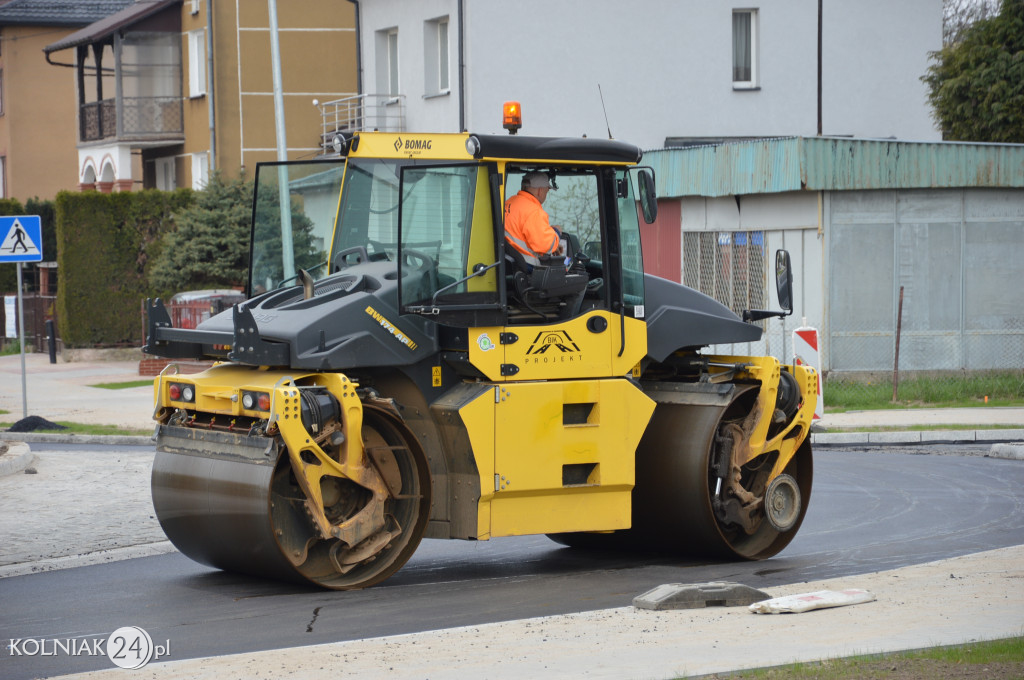 Ostatnia warstwa asfaltu na rondzie