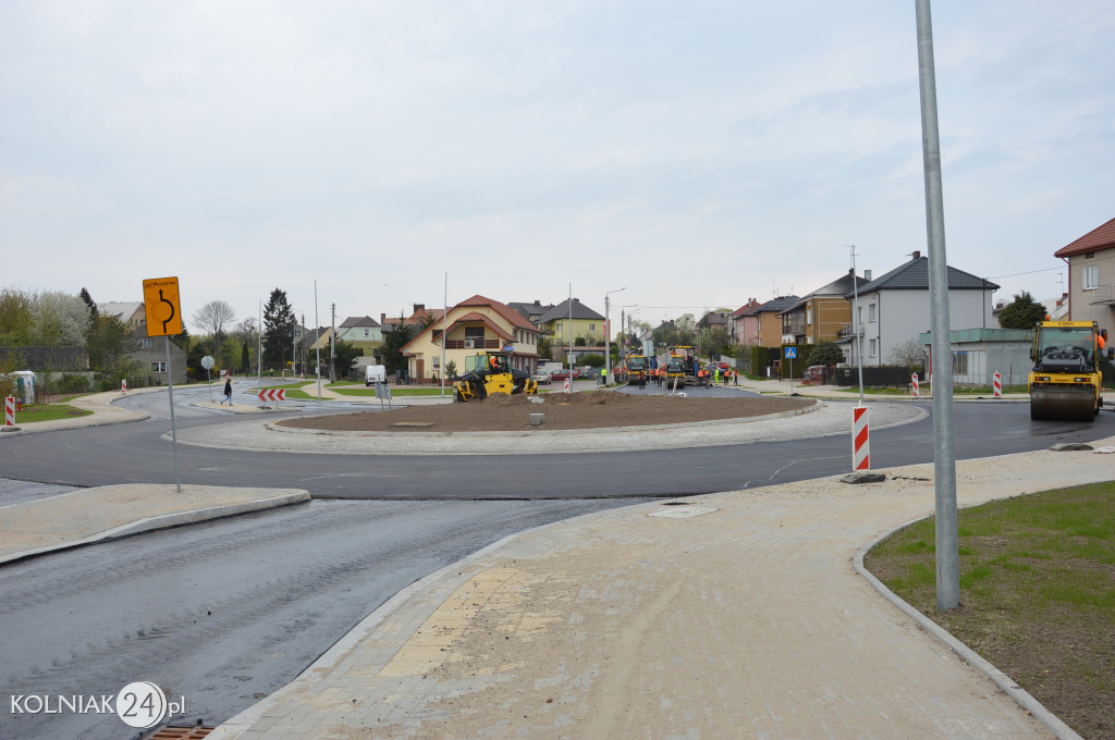 Ostatnia warstwa asfaltu na rondzie
