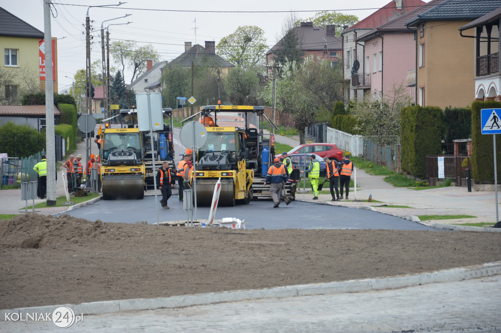 Ostatnia warstwa asfaltu na rondzie
