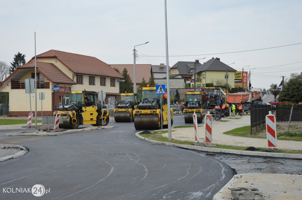 Ostatnia warstwa asfaltu na rondzie