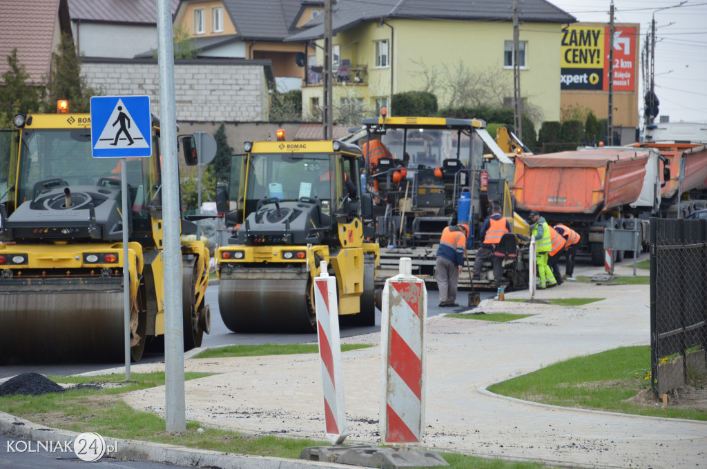 Ostatnia warstwa asfaltu na rondzie