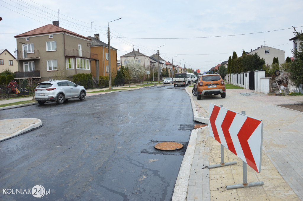 Ostatnia warstwa asfaltu na rondzie