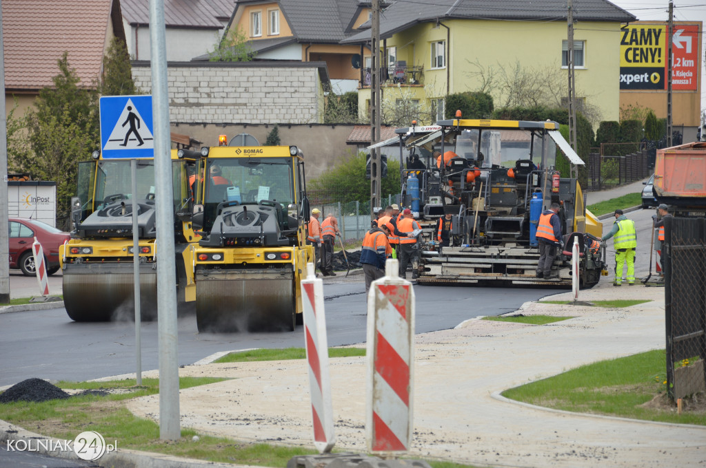 Ostatnia warstwa asfaltu na rondzie