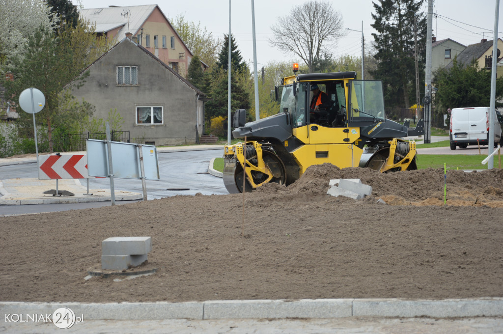 Ostatnia warstwa asfaltu na rondzie