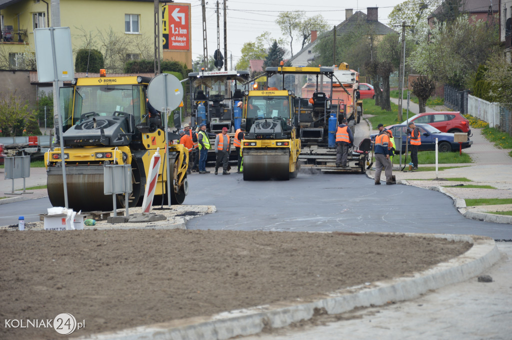 Ostatnia warstwa asfaltu na rondzie