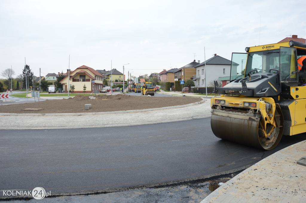 Ostatnia warstwa asfaltu na rondzie