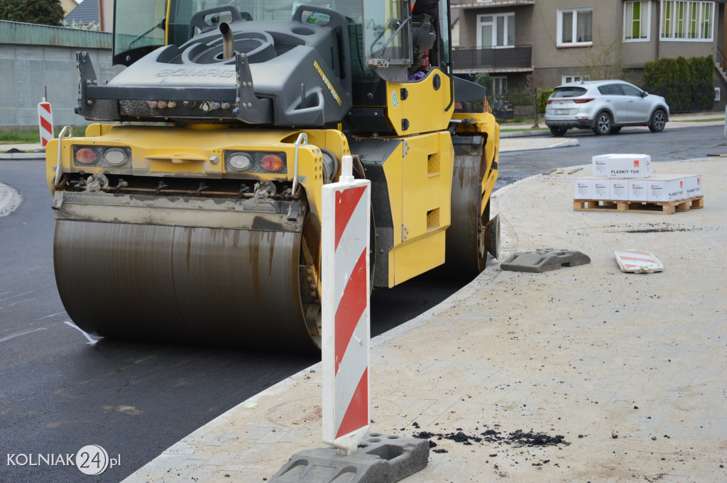 Ostatnia warstwa asfaltu na rondzie