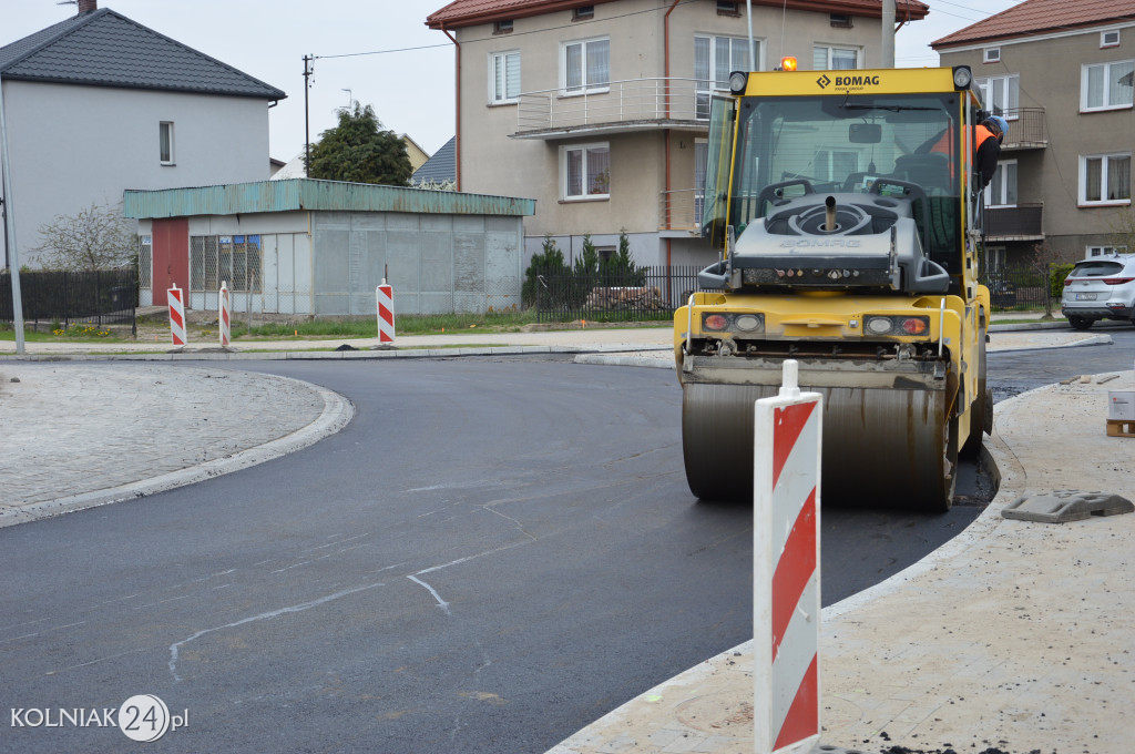 Ostatnia warstwa asfaltu na rondzie