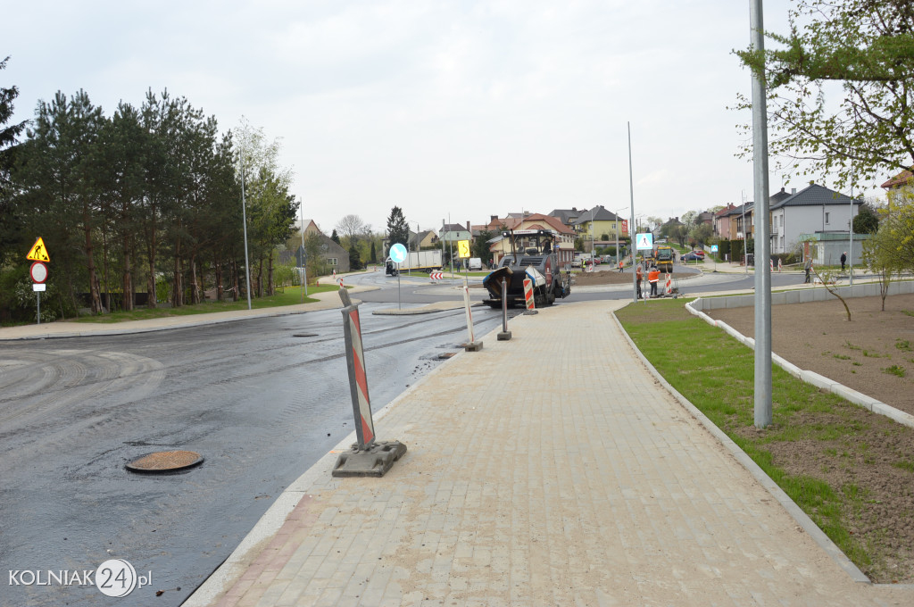 Ostatnia warstwa asfaltu na rondzie