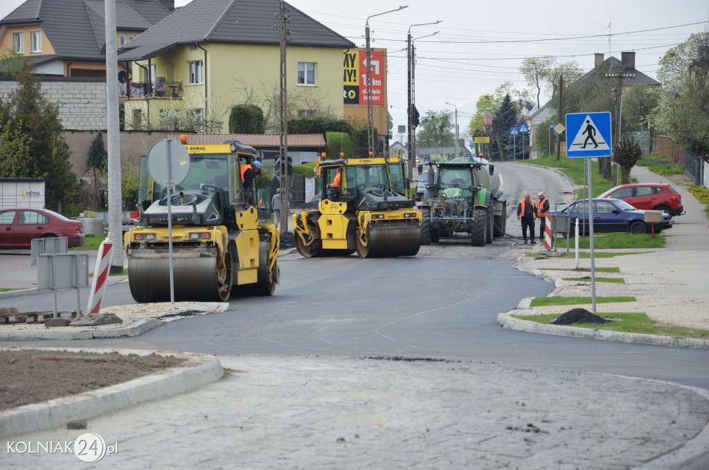 Ostatnia warstwa asfaltu na rondzie