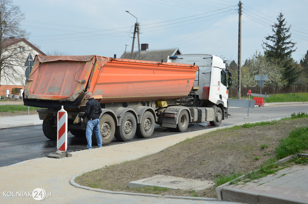 Ostatnia warstwa asfaltu na rondzie