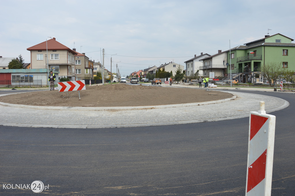 Ostatnia warstwa asfaltu na rondzie