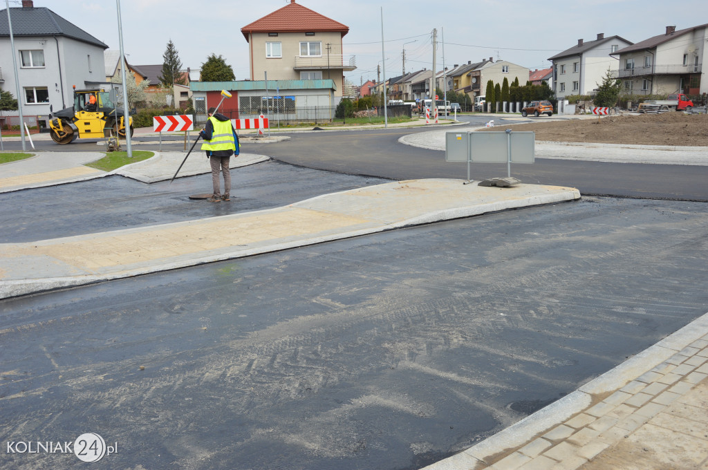 Ostatnia warstwa asfaltu na rondzie
