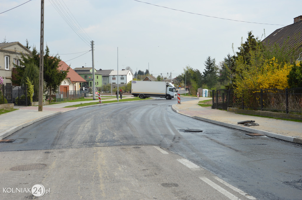 Ostatnia warstwa asfaltu na rondzie