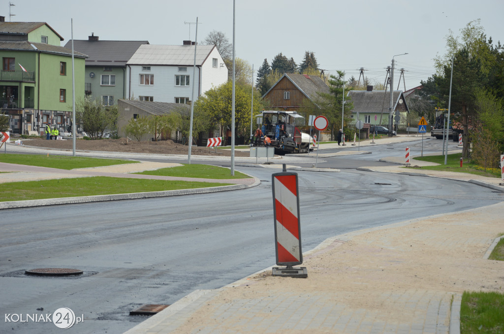 Ostatnia warstwa asfaltu na rondzie
