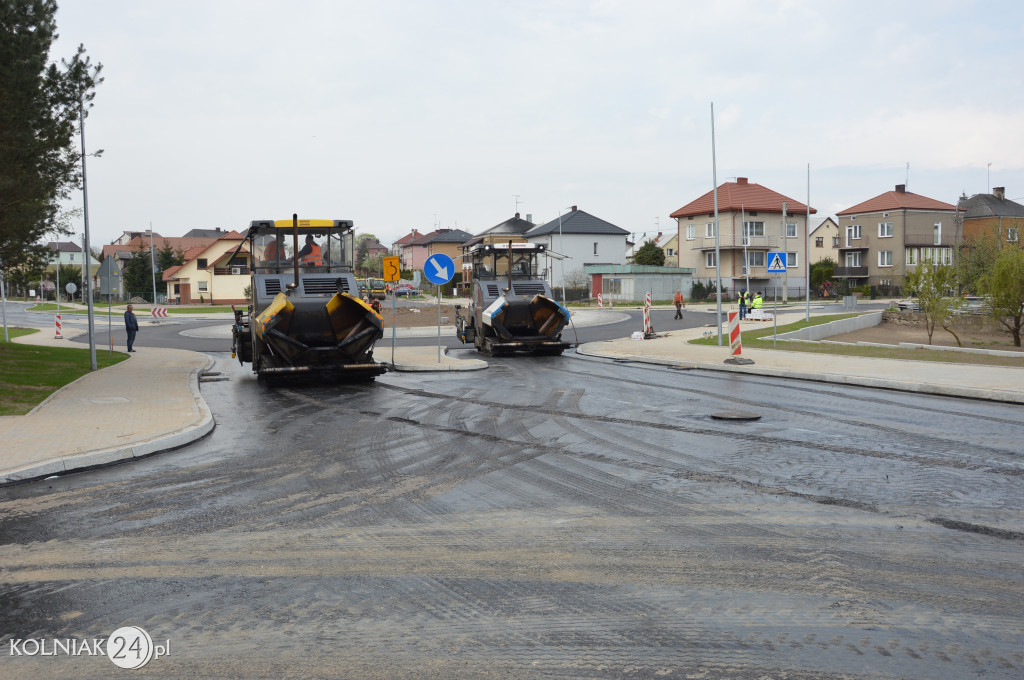 Ostatnia warstwa asfaltu na rondzie