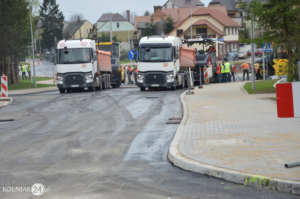 Ostatnia warstwa asfaltu na rondzie
