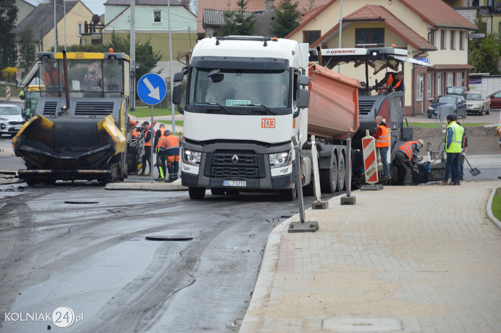 Ostatnia warstwa asfaltu na rondzie