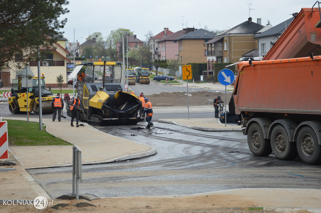 Ostatnia warstwa asfaltu na rondzie