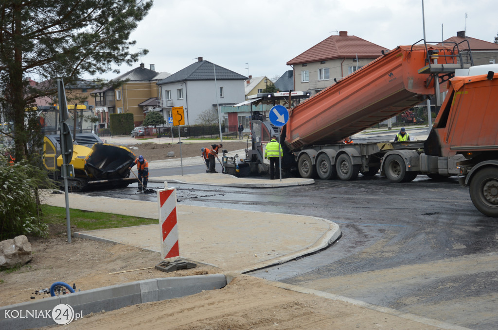Ostatnia warstwa asfaltu na rondzie