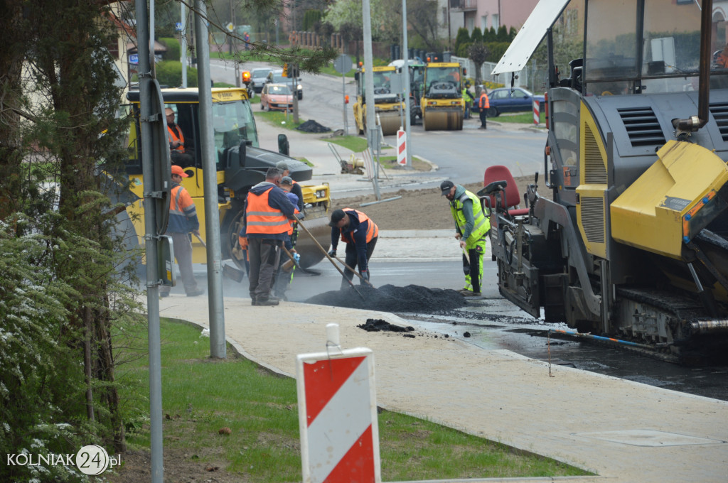 Ostatnia warstwa asfaltu na rondzie