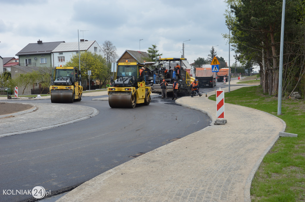 Ostatnia warstwa asfaltu na rondzie