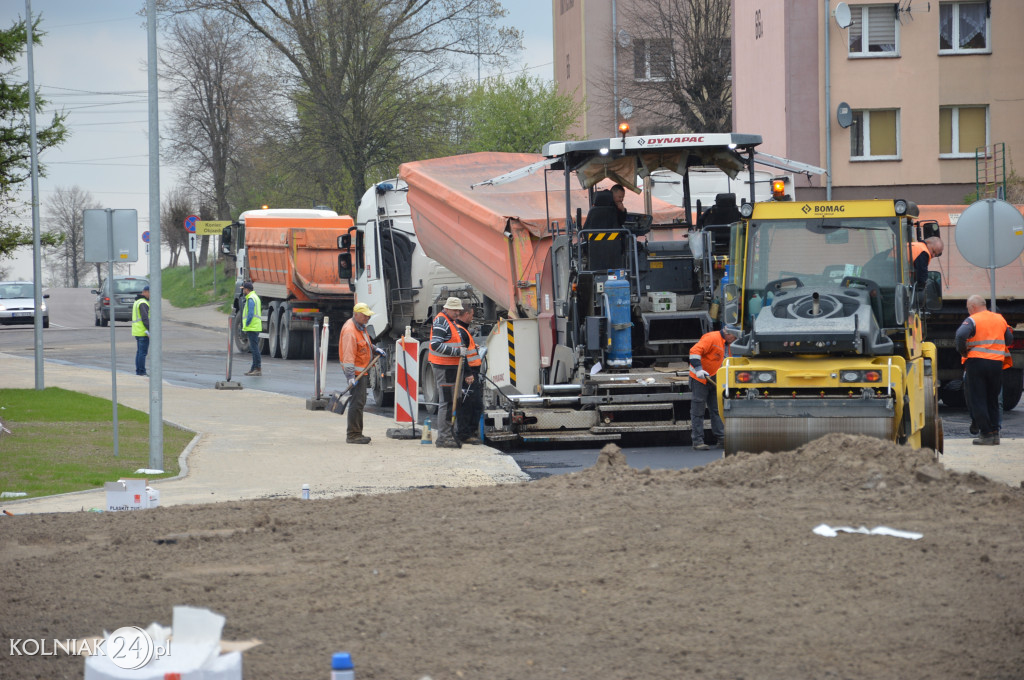 Ostatnia warstwa asfaltu na rondzie