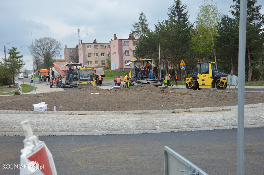 Ostatnia warstwa asfaltu na rondzie