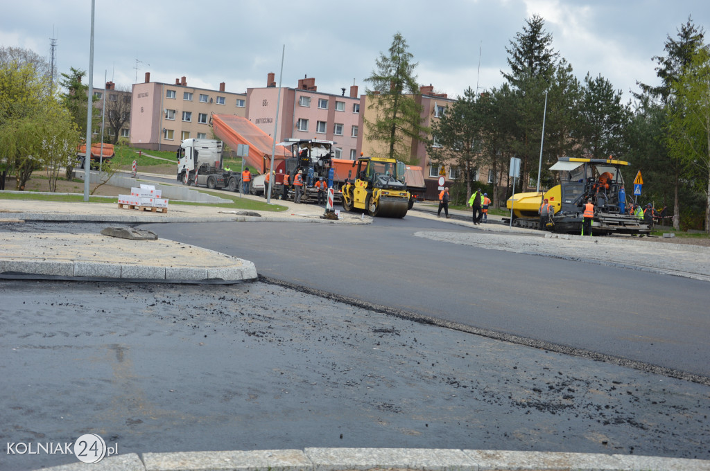 Ostatnia warstwa asfaltu na rondzie